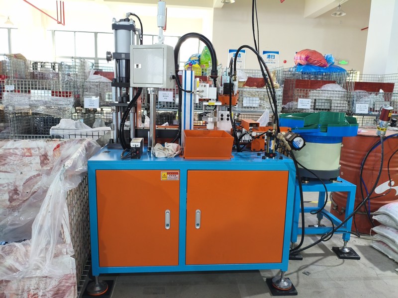 Chiny Producent kółek CMCL Caster wprowadza zautomatyzowany sprzęt, uzyskując ulepszenia zarówno pod względem wydajności, jak i jakości